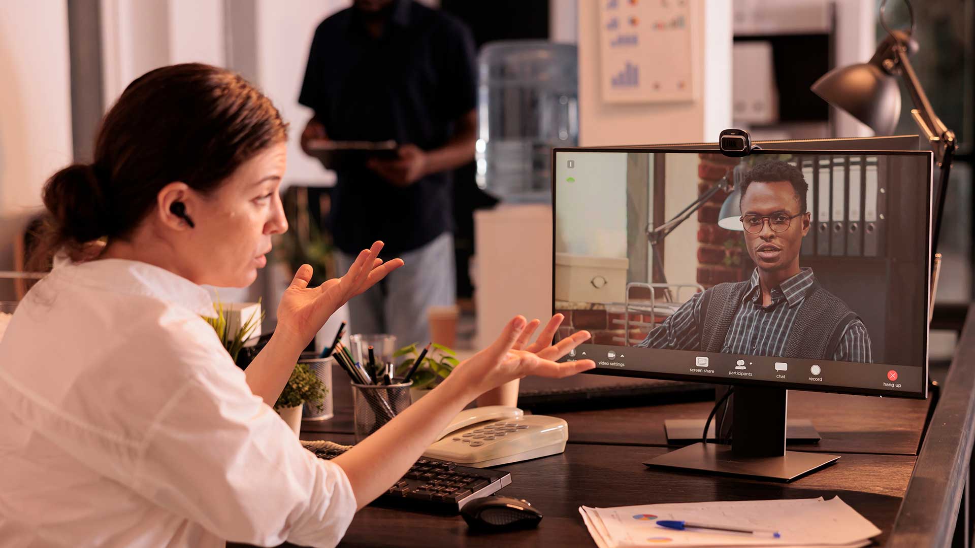 Briefing zwischen Unternehmen und Vortragsredner zur Vorbereitung des Vortrags