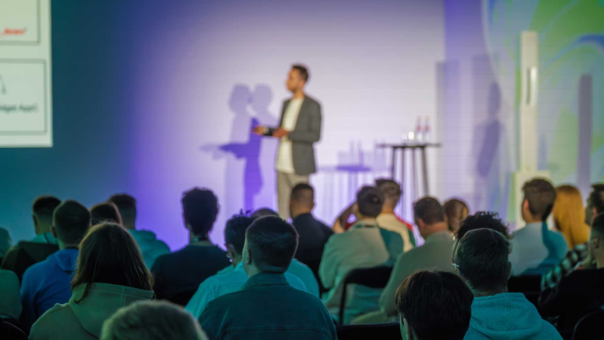 keynote speaking von einem Speaker in einem Raum voller Menschen