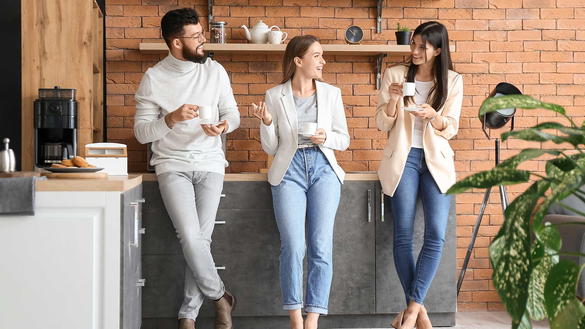 Besprechungsraum mit Tageslicht – Symbol für strategische Pausen und Resilienz im Unternehmen