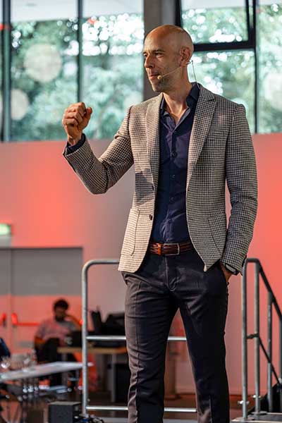 Markus Czerner als Keynote Speaker auf der Bühne – inspirierender Vortrag über Fehlerkultur, Lernen aus Fehlern und mutige Führung.