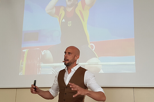 Markus Czerner bei seinem Vortrag vor Lehrern und Eltern der Schüler